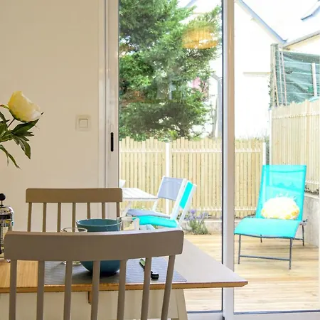 Semesterbostad Stunning Home In Jullouville With House Sea View Jullouville-les-Pins